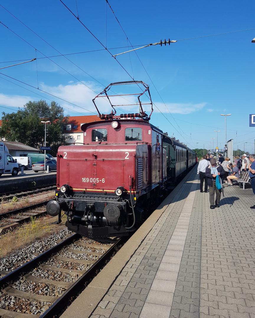 trainman on Train Siding: BR 169 on its way to Passau. A local community takes care about the loco and wagons in Landshut.