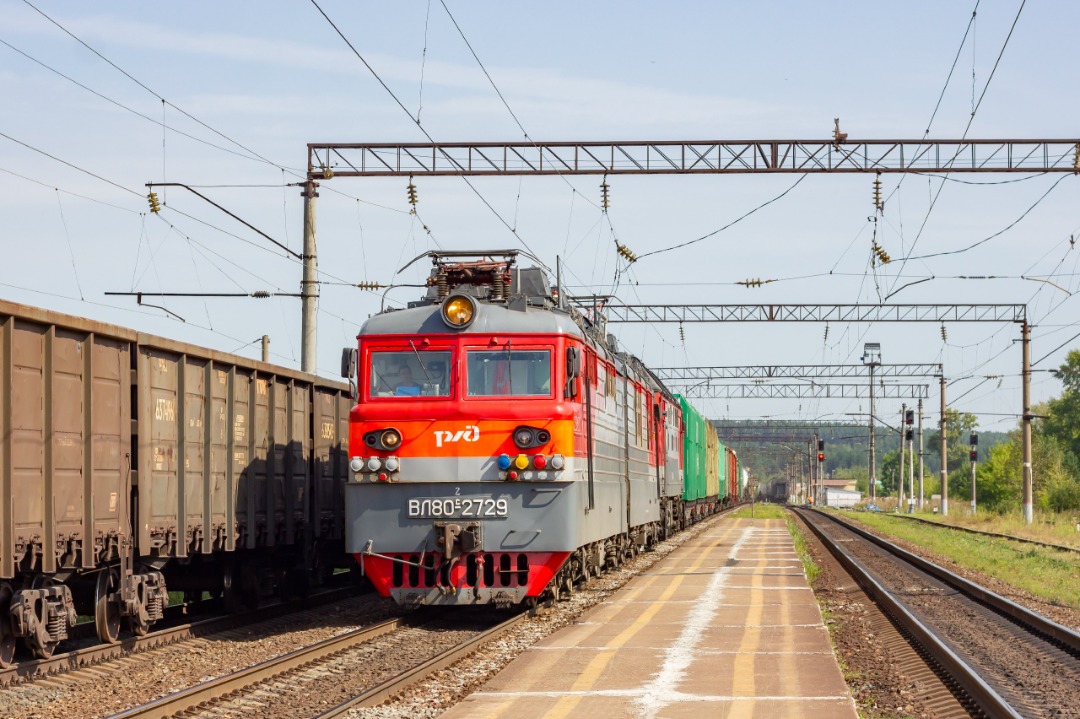 CHS200-011 on Train Siding: The electric locomotive VL80S-2729 with a diesel locomotive TEP70 being transported for repairs and a freight train follows the
Strizhi...