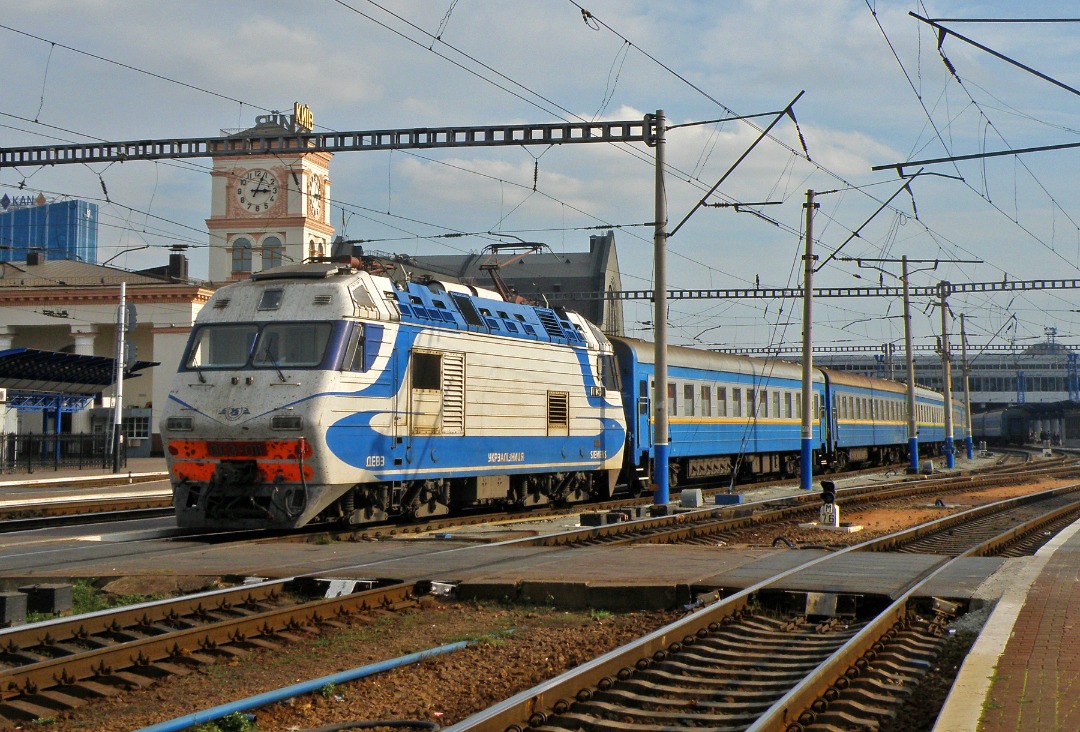 Yurko Slyusar on Train Siding: Electric locomotive DS3-011 with a passenger train Kyiv - Uzhhorod is departing from the Kyiv-Pasazhyrsky station. This
electric...