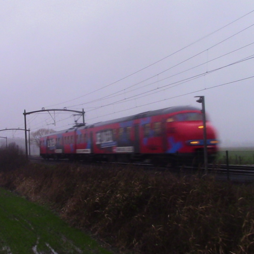 Het Treinenjournaal on Train Siding: Mat 64 466 'De Karel' komt op 28 December Langs Hulten als Trein 33221 richting Boxtel
