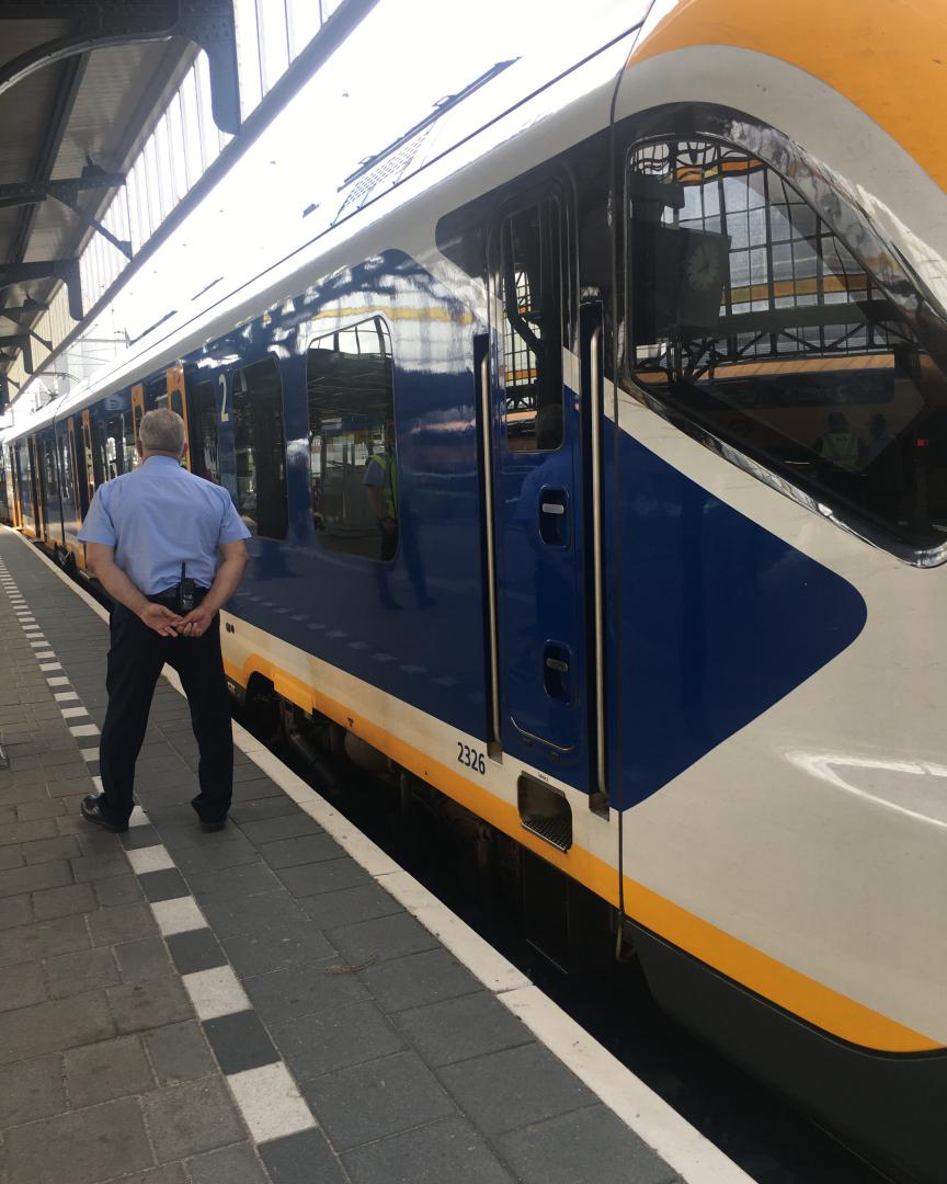 Trainspotter_hengelo on Train Siding: Sng caf treinstellen 2326 going to Apeldoorn here in Hengelo #sng #caf #2326 #apeldoorn