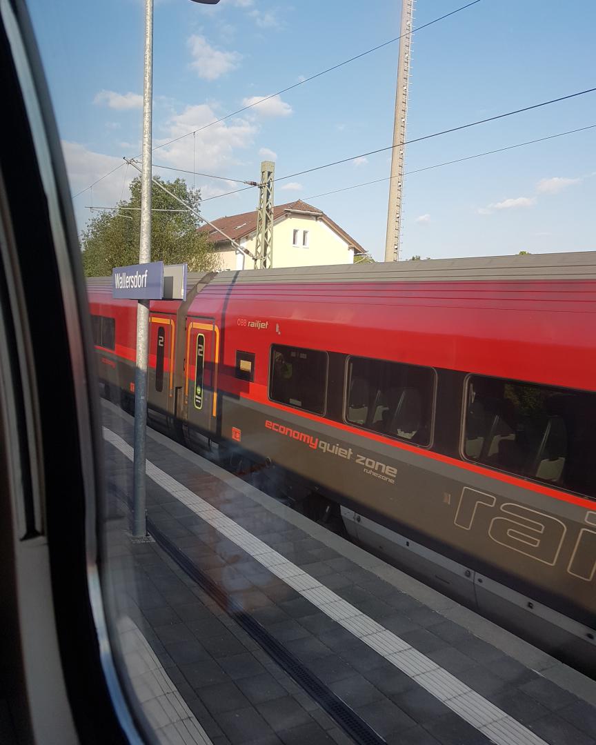 trainman on Train Siding: Railjet from Munich to Vienna via Isartal in Wallersdorf. Normally they take the way via Rosenheim.