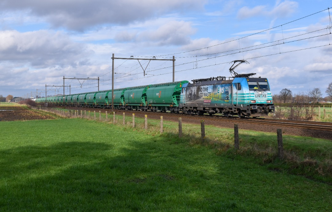 NL Rail on Train Siding: Bedoeling in Nispen was omgeleide Beneluxtreinen en Eurostars op beeld te zetten. Alle cargo was mooie toeval eigenlijk. Hier zien we 1
van...