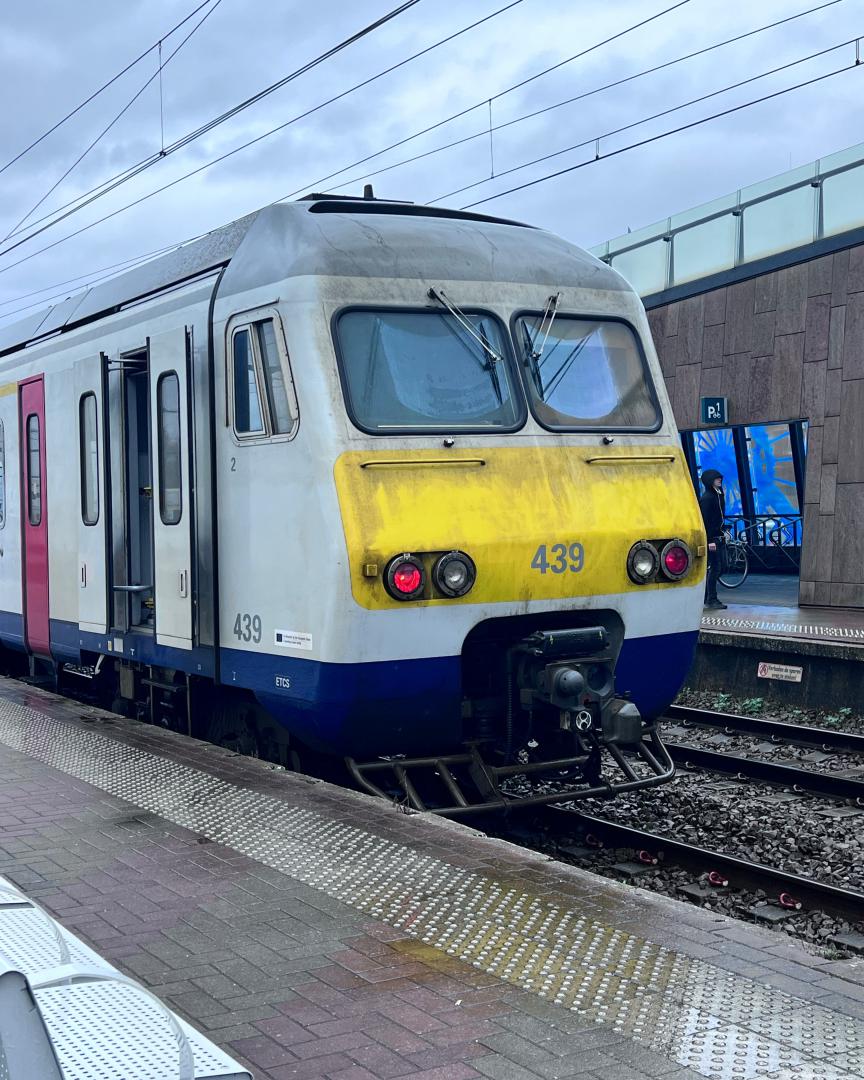 Koen G on Train Siding: "The MS80 and its follow-up series, MS82 and MS83, also known as Break, are electric multiple units operated by the Belgian railway
company NMBS."