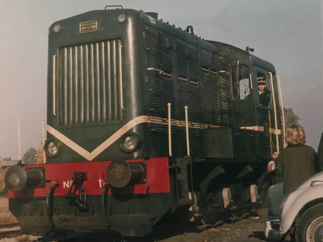 r.bettman on Train Siding: Zomer 1980. Hier rijd ik als machinst op Loc 451, een voormalige dieselelectrische NS buurtspoorloc. Let ook op de eikenhouten balk
onder de...