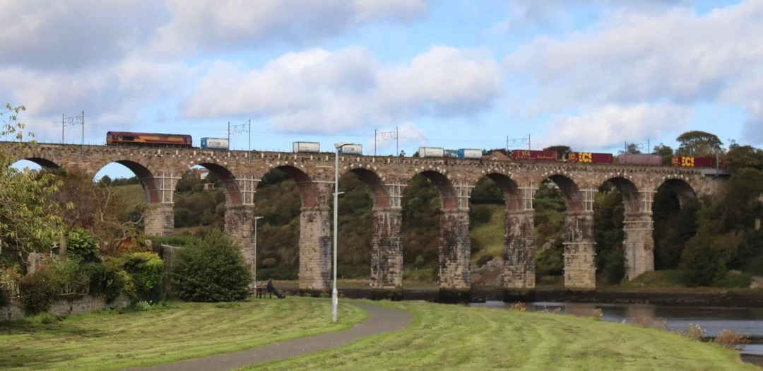 Inter City Railway Society on Train Siding: 66080 Working the 4E96 intermodal from Mossend Euroterminal - Tees Dock is seen heading over the Royal Border Bridge
at...