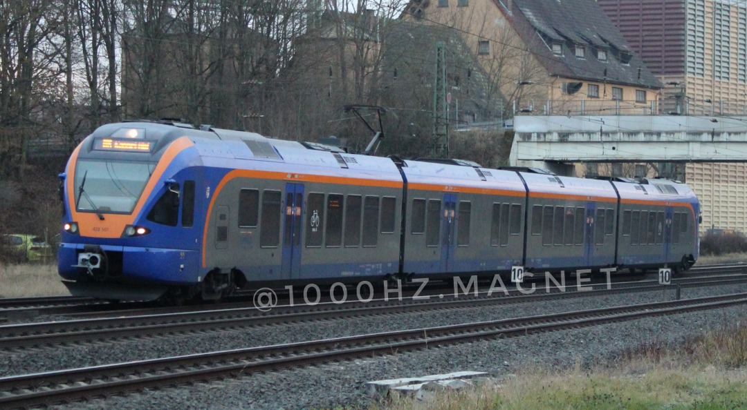114 007 on Train Siding: Stadler Flirt 2 der Cantus Verkehrsgesellschaft (428 007) Durch Hünfeld am 11.12.21 Richtung Kassel.