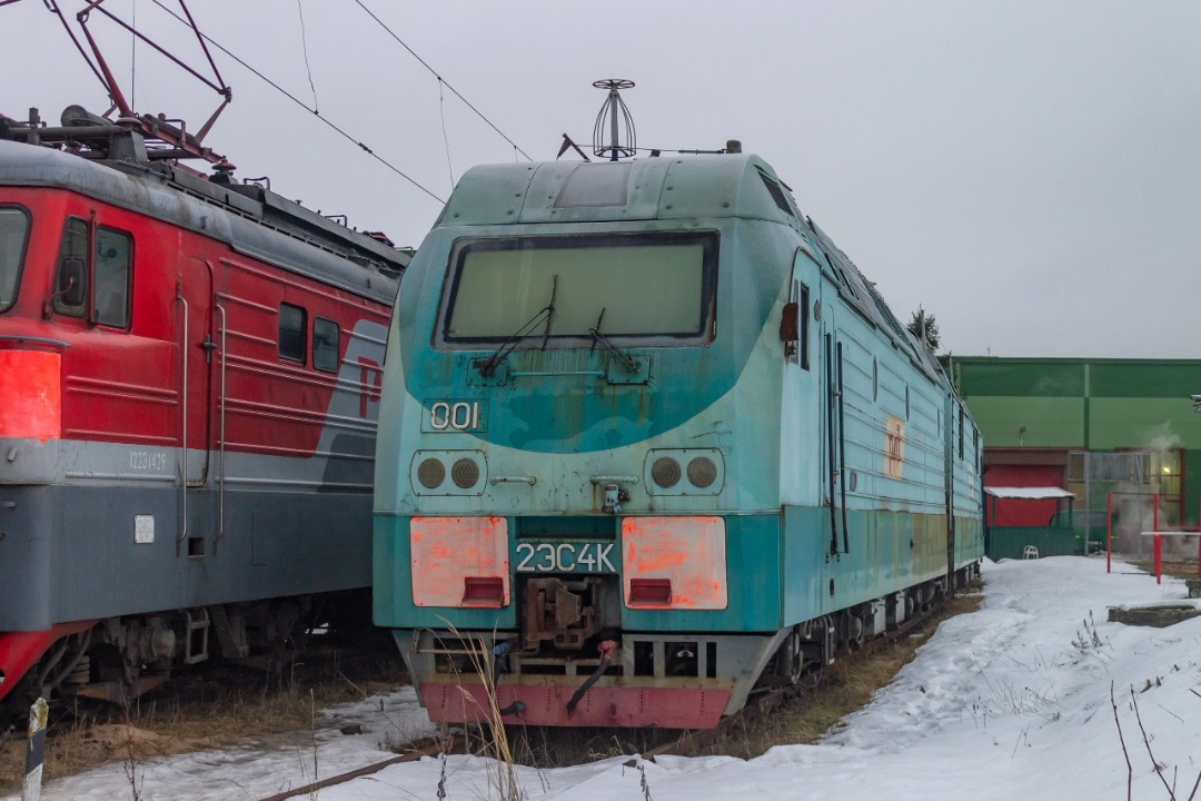 Vladislav on Train Siding: the very first electric locomotive of the 2ES4K-001 series (retired from operation) in the factory livery at the Volkhovstroy
locomotive depot.