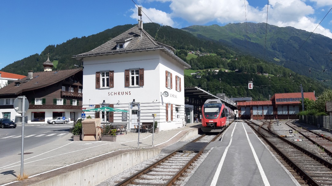 Bas Folles on Train Siding: Het schattige station van Schruns is het eindstation van de Montafonerbahn, een korte spoorlijn in de Oostenrijkse deelstaat
Vorarlberg. In...