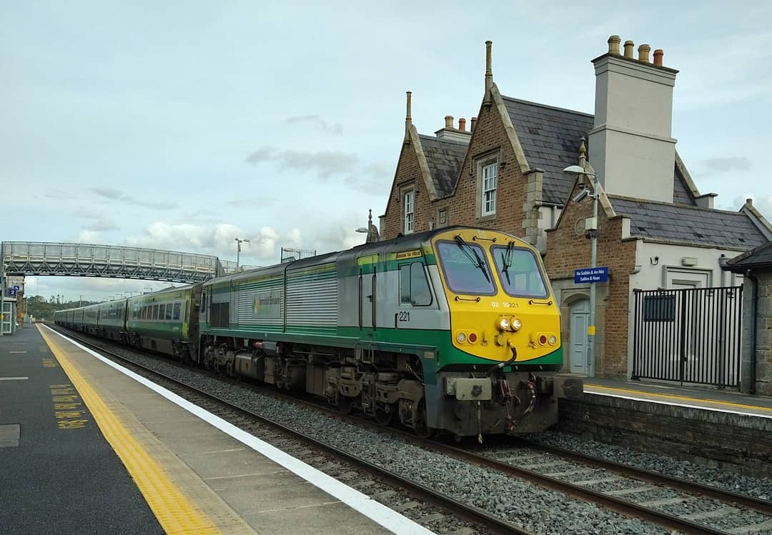 kennystu on Train Siding: 221 passes through Sallins and Naas Station with the 16:00 Dublin to Cork #train #station #diesel