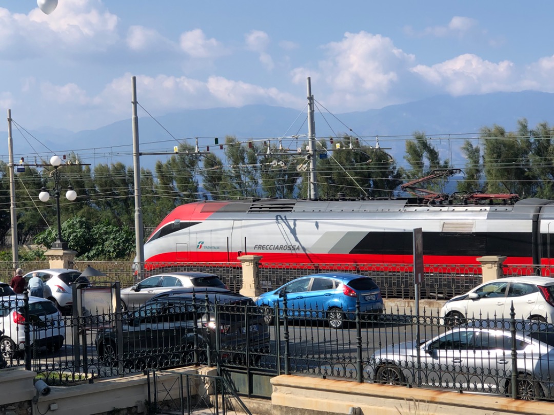 k unsworth on Train Siding: Not great shots , but I was eating a panini an nearly missed it! 😱😂"Frecciarossa" (?) on Reggio Calabria promenade
yesterday (no...