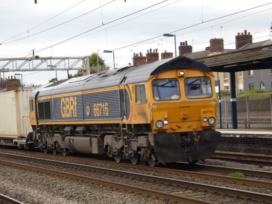Jacobs Train Videos on Train Siding: #66716 is seen passing Stafford station working an intermodal service from Trafford Park Euro Trml Gbrf to Felixstowe South
Gbrf...