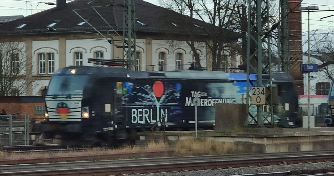 Vadder von Bügelfalten_Fan 110.3 on Train Siding: Vectron BR 193 "Berlin-Tag der Maueröffnung" wurde wegen einer Störung der Lok
ausgetauscht als Zuglok