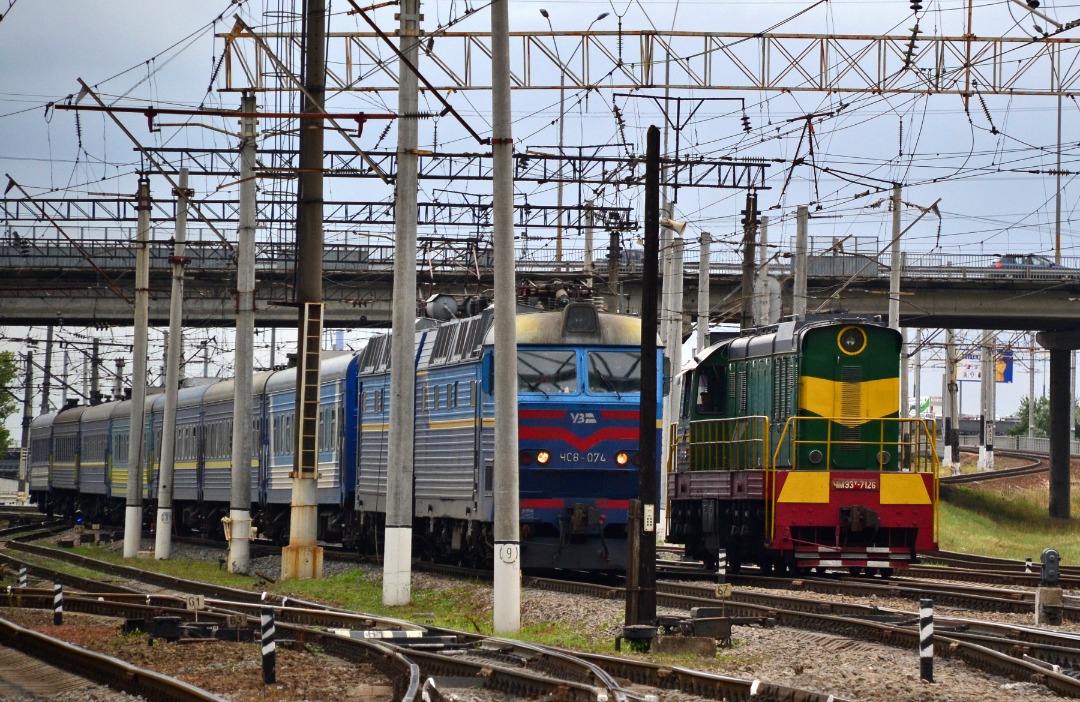 Yurko Slyusar on Train Siding: Electric locomotive ChS8-074 and diesel locomotive ChME3T-7126 at the Kyiv-Demiivsky station. 20.09.2021