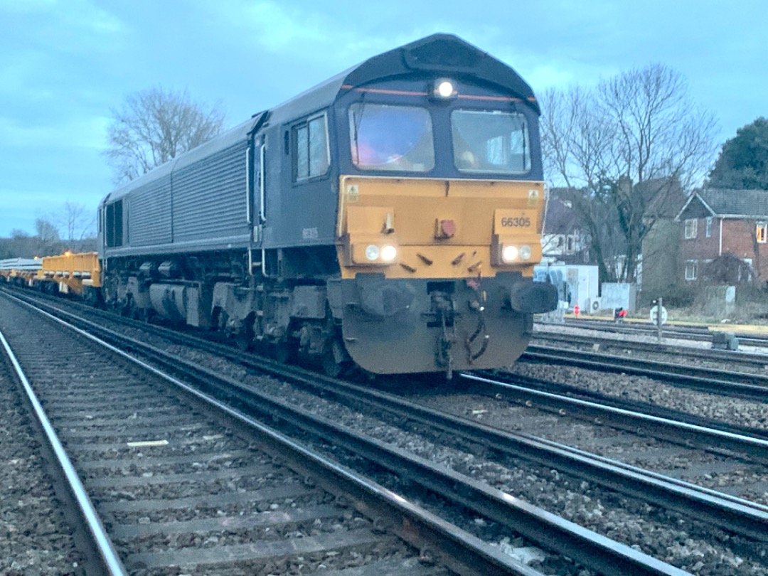 Mista Matthews on Train Siding: GBRf (I think) 66305 enters engineering possession at Purley with 6G11. The all over blue livery and marks left on the side
suggest...