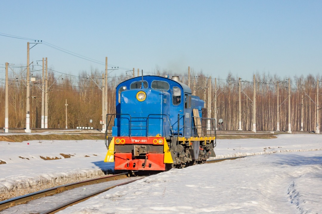 CHS200-011 on Train Siding: Diesel locomotive TGM4-881 performs shunting work at the Dacha Dolgorukova station. TGM4 is a diesel locomotive with hydraulic
transmission...