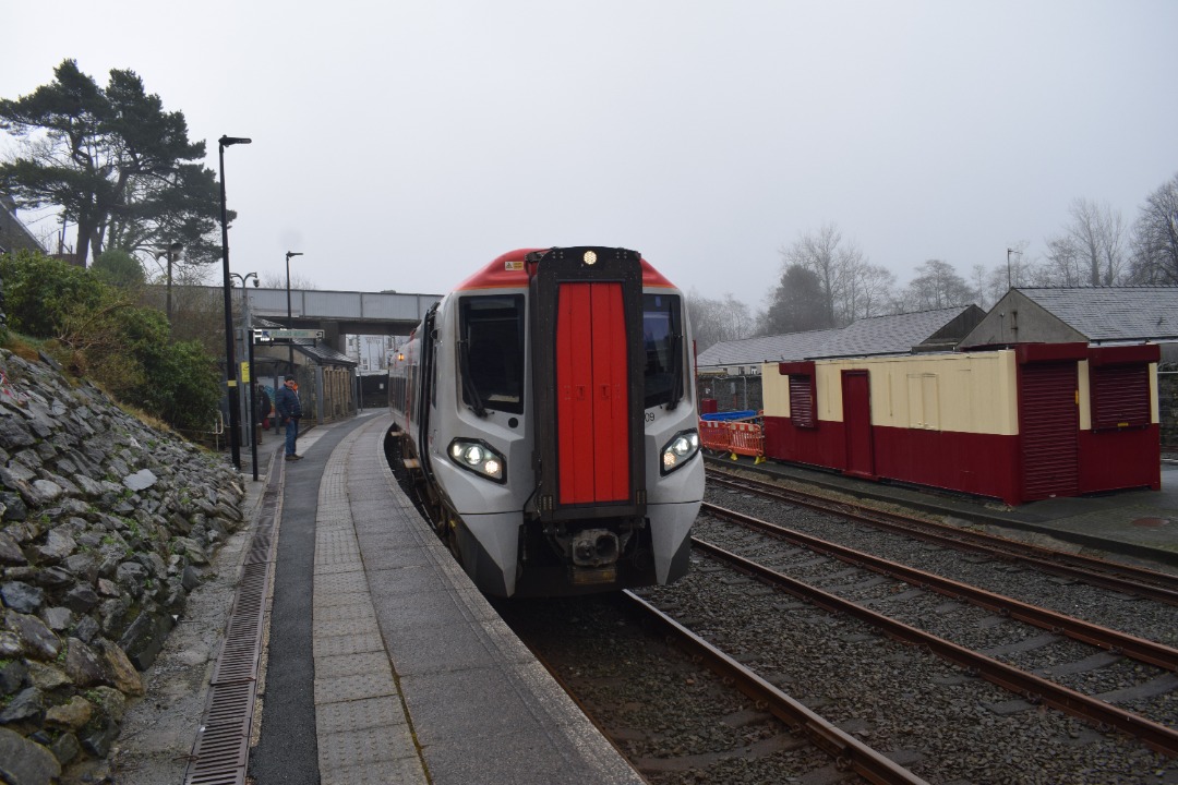Hardley Distant on Train Siding: CURRENT: 197009 stands at a wet and misty Blaenau Ffestiniog Station as it waits to depart with the 2D15 11:35 Blaenau
Ffestiniog to...