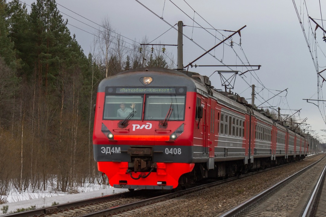 Vladislav on Train Siding: electric train ED4M-0406 "comfort" with a friendly crew follows the route Poselok - St. Petersburg on the stretch Vyritsa -
Semrino