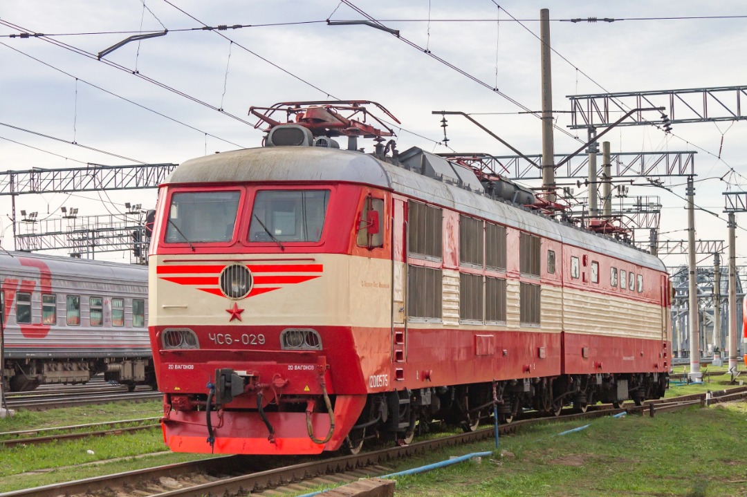 Vladislav on Train Siding: and again, the great and inimitable electric locomotive CHS6-029 in the ranked fleet of the St. Petersburg-passenger-Moscow
locomotive depot...