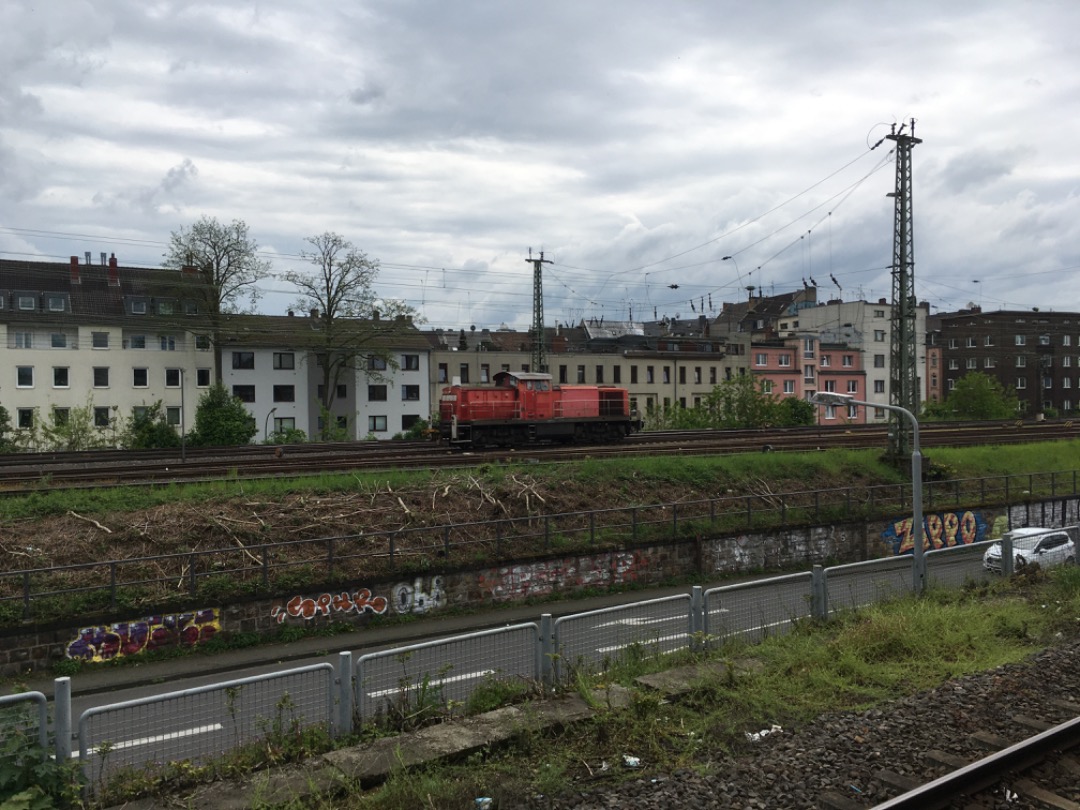 Joran on Train Siding: Een locomotief werd gekoppeld aan goederenwagons en wordt een goederentrein genomen in Koln - Mulheim.