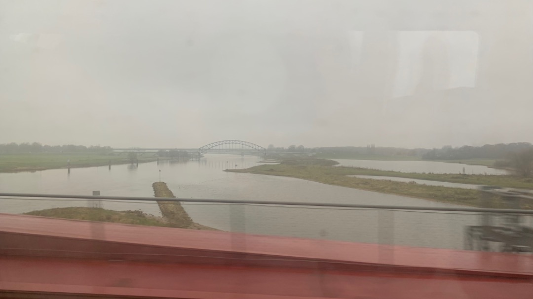 Evi Verbist on Train Siding: Deze 2 kunnen kiekjes kunnen schieten. Van Schiphol via Zwolle Naar Leeuwarden. De foto van de brug was bij de rivier Ijsel vlak
voor...