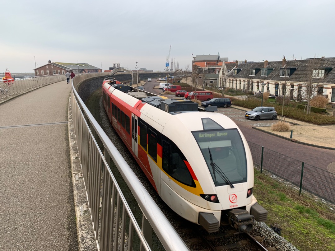 Arn Hagen on Train Siding: Arrivatrein 301 ‘Riemer en Annie’ is onderweg als trein 37241 vanuit Leeuwarden naar Harlingen Haven.