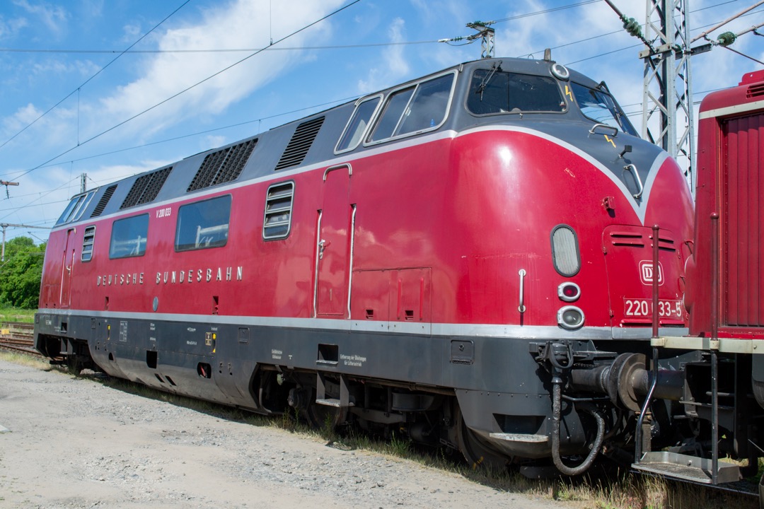 Treinen in Twente & Omgeving on Train Siding: Museumeisenbahn Hamm V100 212 079 & V200 033 staan geparkeerd op een kopspoor te Bad Bentheim, afwachtend
op de terugrit...