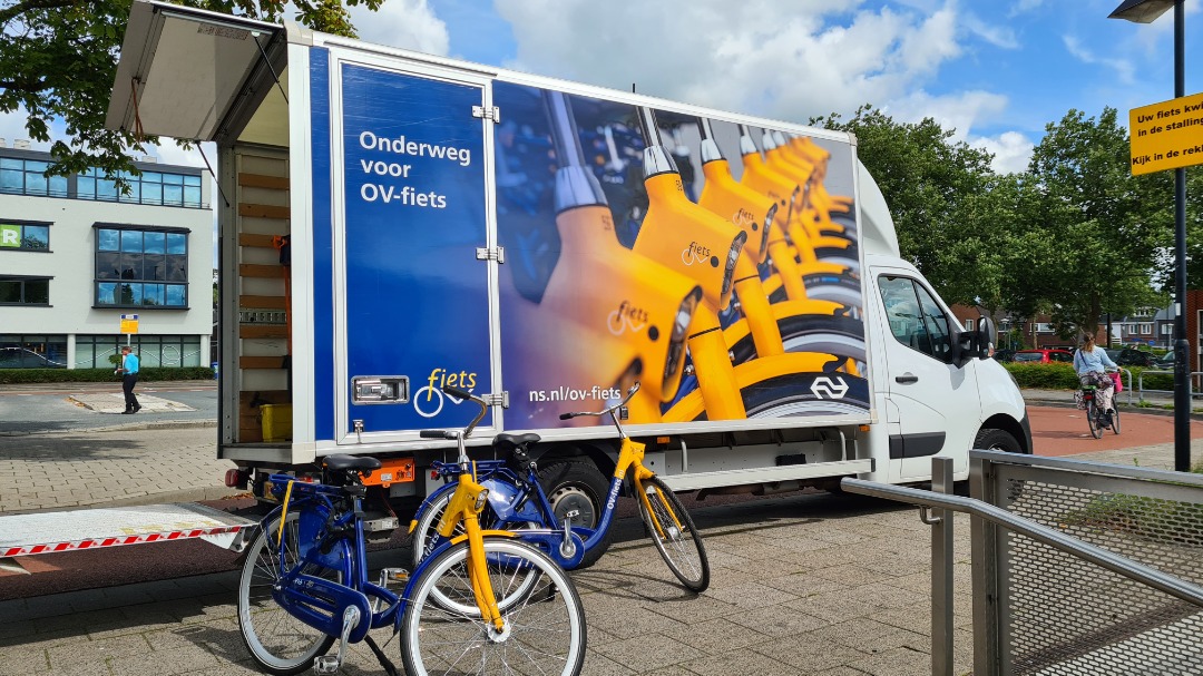 Ariën Claij on Train Siding: Deze week trof ik iets bijzonders aan bij de fietsenstalling van station Woerden. Er werden vermoedelijk nieuwe OV-fietsen
afgeleverd en...