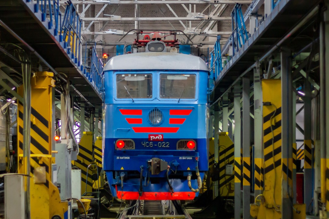 CHS200-011 on Train Siding: Electric locomotive ChS6-022 stands in the workshop of the service locomotive depot St. Petersburg Passenger Moscow undergoing
ongoing repairs