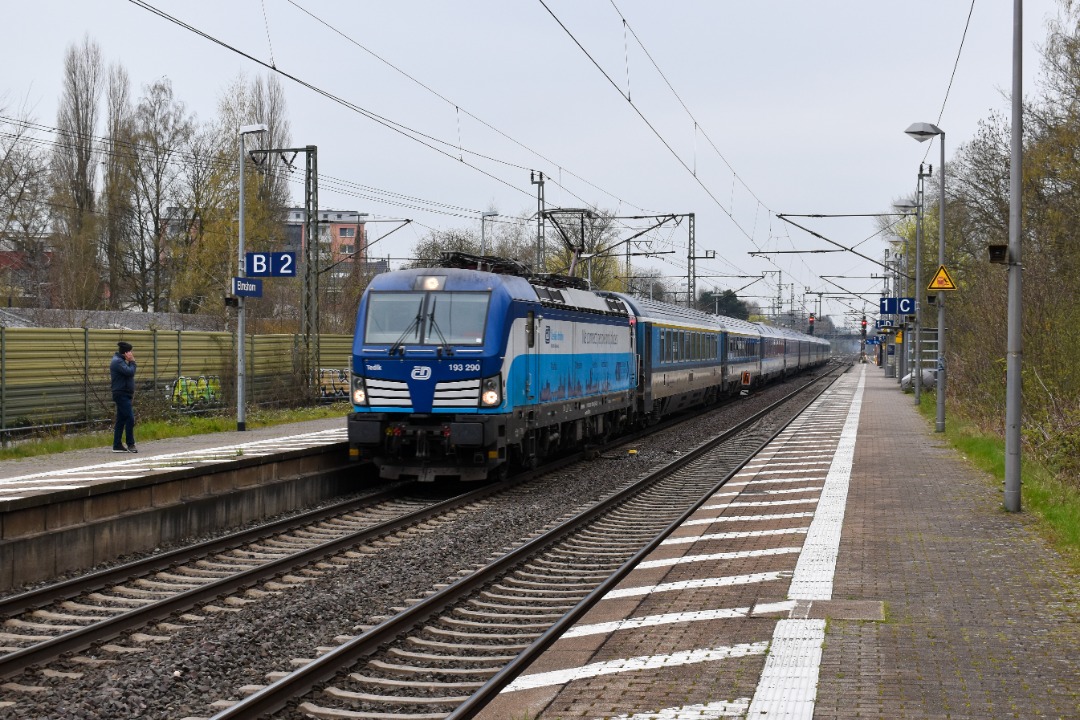 NL Rail on Train Siding: CD (České dráhy) 193 290 komt met EC trein 379 door station Elmshorn gereden onderweg vanuit Kiel Hbf naar Hamburg Hbf,
Berlijn Hbf,...