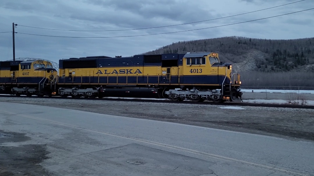 Eric on Train Siding: Alaska Railroad 4013 passing through Nenana hauling empty tankers, intermodal and other freight up to Fairbanks, AK.
