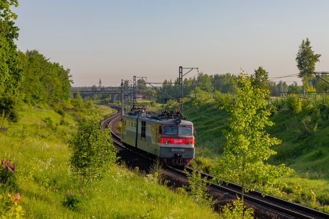 CHS200-011 on Train Siding: It’s a warm June morning and the electric locomotive VL10-1119 is traveling as a reserve on the Sablino - Kolpino section.
Leningrad region