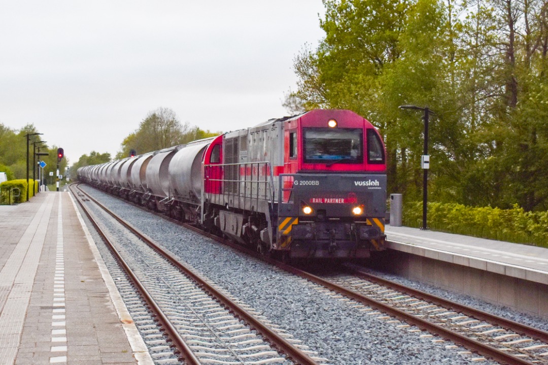 NL Rail on Train Siding: IRP 2105 komt met omgeleide Dolimetrein door station Hurdegaryp. Deze trein is onderweg vanuit Sittard (loc) en wagens vanuit Hoei in
België...