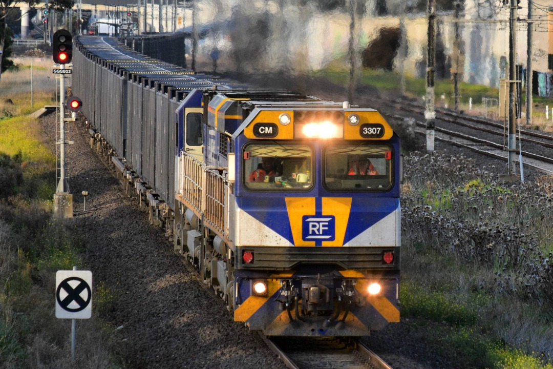 Shawn Stutsel on Train Siding: With the last of sun just shinning , QUBE's 3CK1, empty Container Grain Service, thunders through Williams Landing,
Melbourne behind...