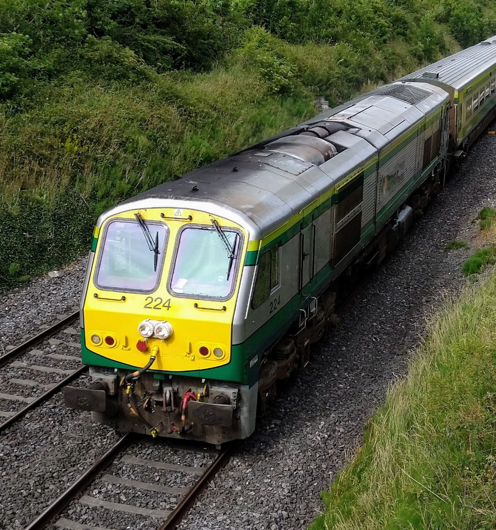 kennystu on Train Siding: Irish Rail 201 class loco 224, "Abhainn na Féile (River Feale)" #train #lineside #diesel #irishrail