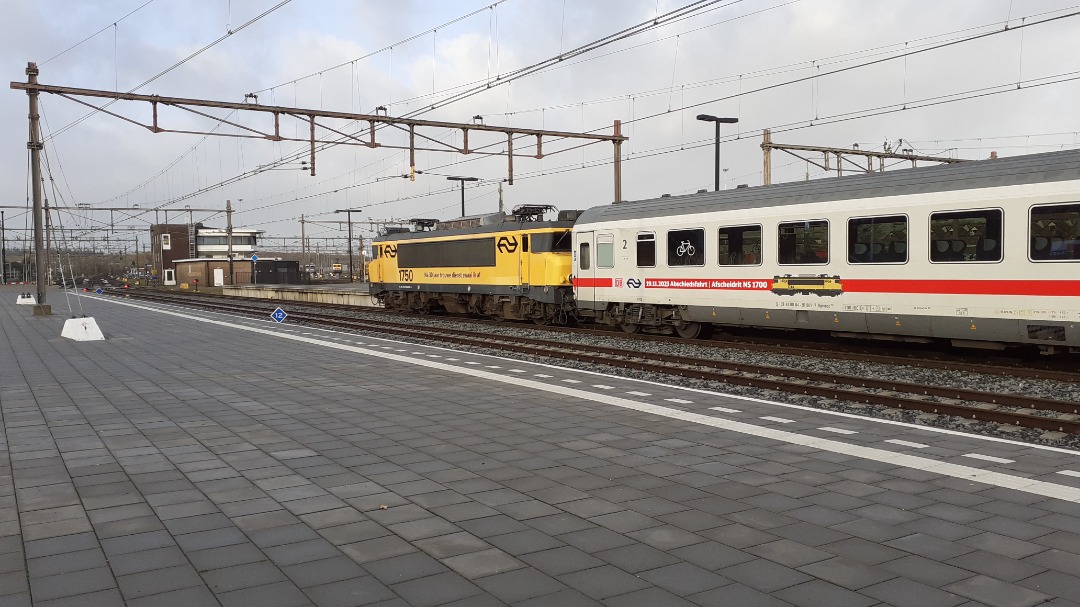TurinDutchTrainspotter on Train Siding: NS 1761+IC Berlijn+1750 bij de afscheidsrit van de NS 1700 loc en het restauratierijtuig van de IC Berlijn. Hier op
station...