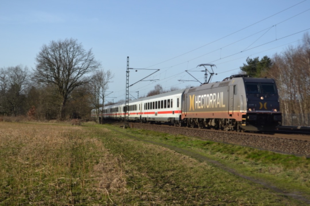 014 lp on Train Siding: Die Überführung mit der Hecktronrail der Baureihe 241 008 in Richtung Hamburg Langenfelde und IC wagen sind auch dran
geil!!!'