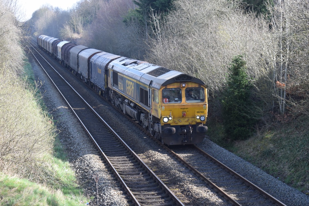 Hardley Distant on Train Siding: CURRENT: 66744 'Crossrail' passes Rhosymedre near Ruabon today with the 6V75 09:31 Dee Marsh Reception to Margam
Terminal Complex...