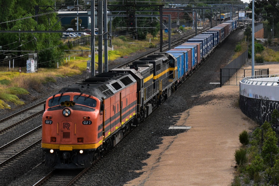 Shawn Stutsel on Train Siding: Railpower's CLF2 leads SRHC's X31 and C501 through Werribee, Melbourne with 7922v, Container Service ex Dooen, near
Horhsam in Western...