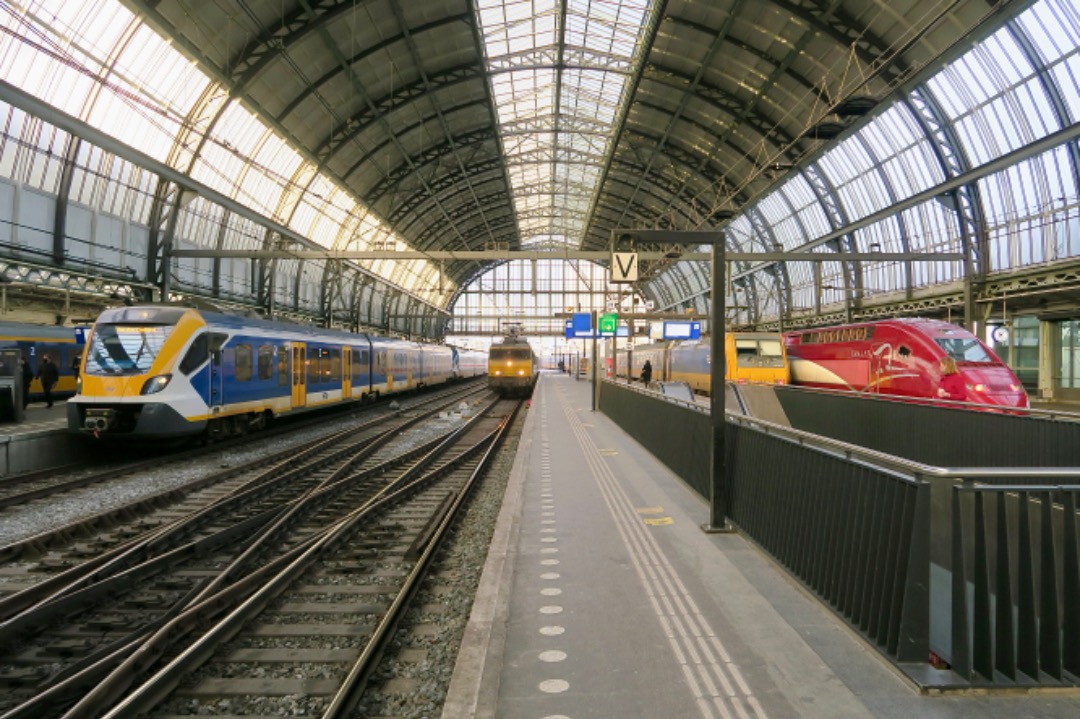 Arnout Uittenbroek on Train Siding: Amsterdam CS. Several international trains are ready to depart. Thalys to Paris, Intercity Berlin and Benelux train to
Brussels....