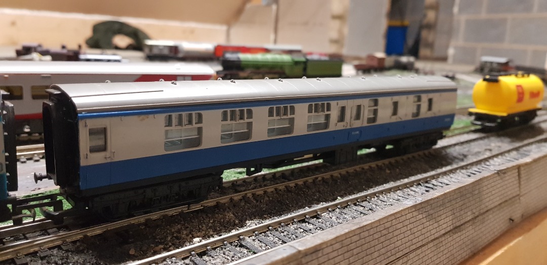 Wits Main & Branchline on Train Siding: I had some issues with running the Mk1s... I've now realised it was the flanges getting jammed in the points
and bouncing up...