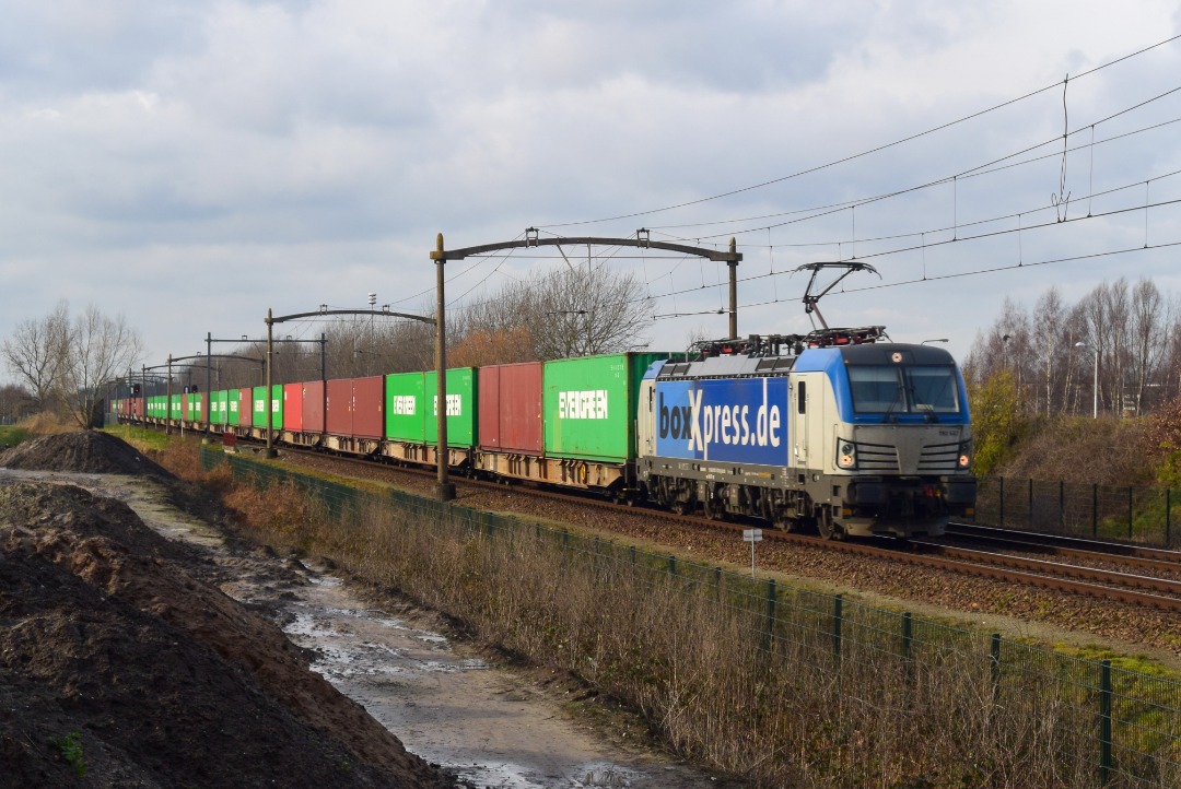 NL Rail on Train Siding: BoxXpress 193 537 komt met een containertrein langs Tilburg Reeshof onderweg naar Venlo en Duitsland.