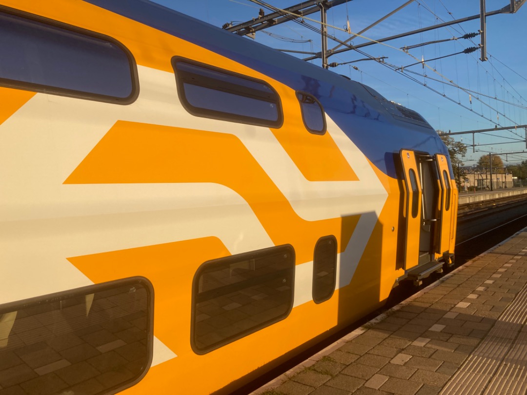Jan van Keulen on Train Siding: Trein 3566 (Venlo - Dordrecht via Eindhoven, Utrecht, Schiphol en Leiden) wordt vandaag gereden door treinstel 9508. Een VIRM
2/3.