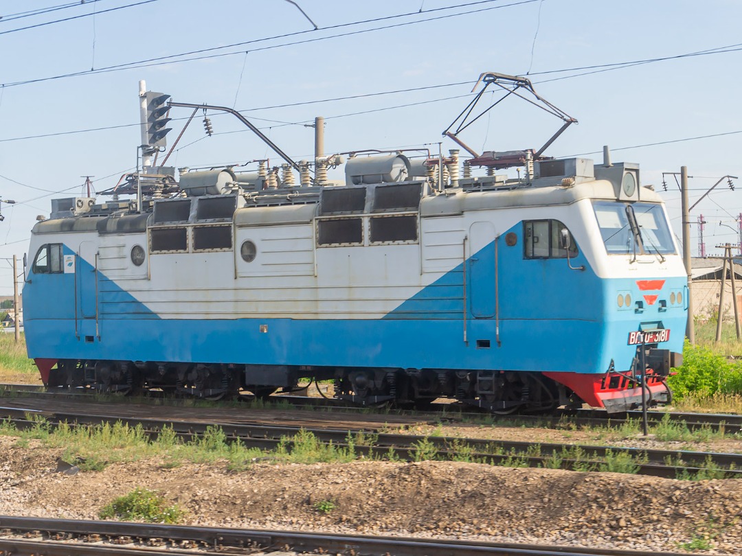 myaroslav on Train Siding: Spotted alive a relatively rare VL40 locomotive - a half of VL80, equipped with the second cab during overhaul.