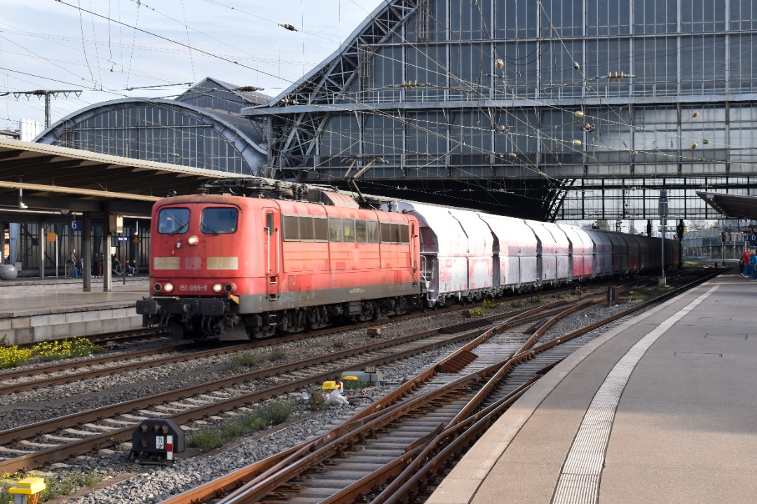 NL Rail on Train Siding: DBC 151 099 komt met een kalktrein door station Bremen Hbf gereden onderweg richting Bremerhaven of Hamburg.
