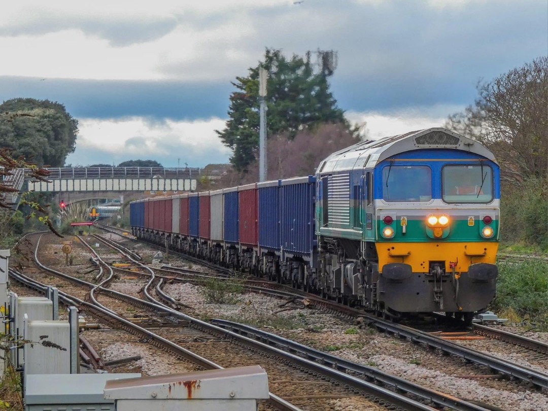 Inter City Railway Society on Train Siding: Class 59001 is seen approaching West Worthing working the 6O68 Westbury Tarmac to Crawley Foster Yeoman.