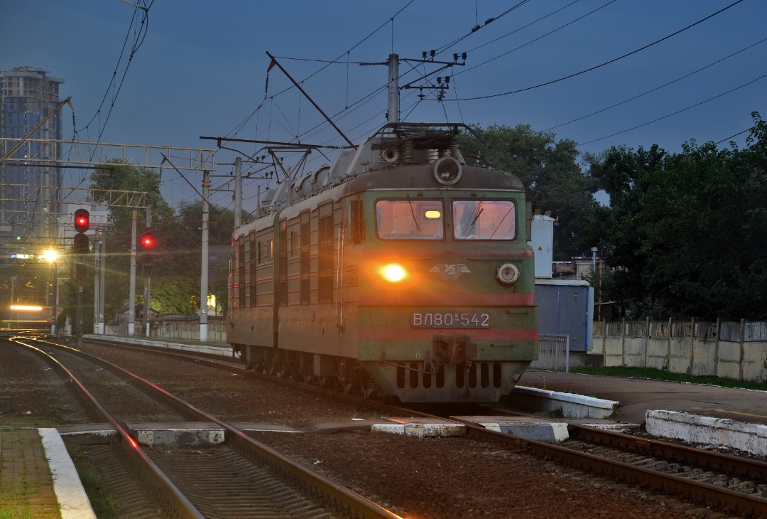 Yurko Slyusar on Train Siding: Electric locomotive VL80K-542 at the Kyiv-Demiivsky station. 9.10.2020. #VL80 #VL80K #ElectricLocomotive #Railways
#NightPhotography...