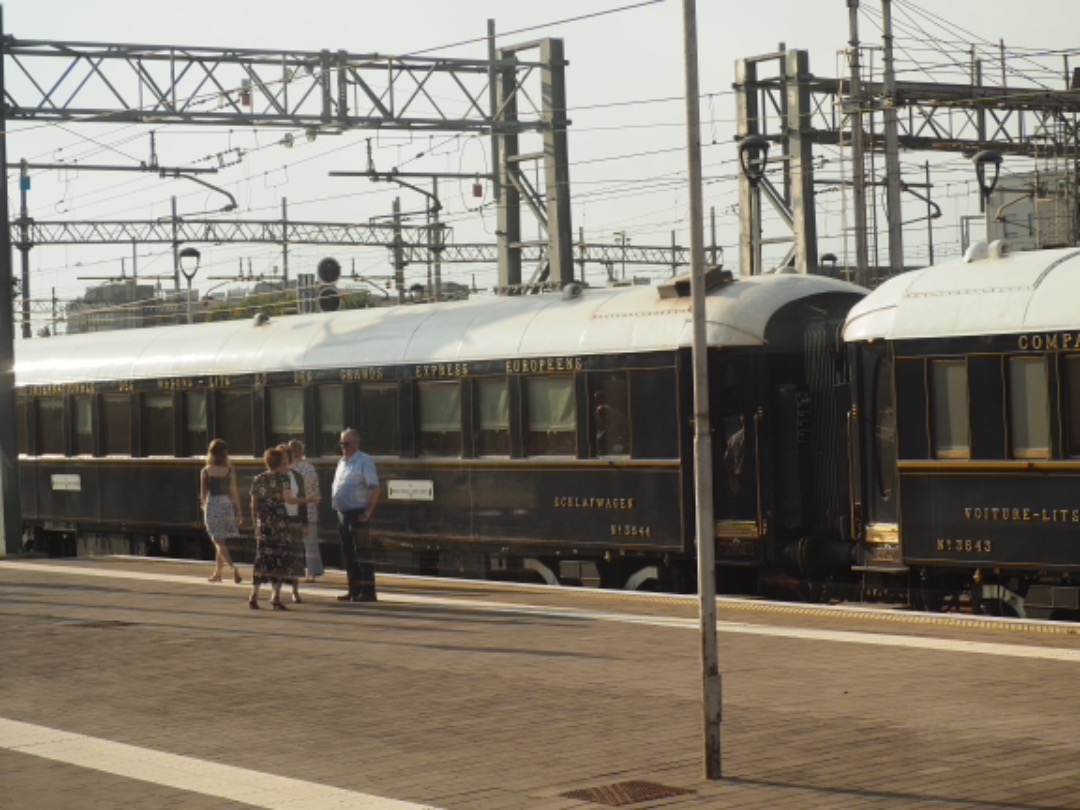 roeland_bouricius on Train Siding: De EC Bologna-München rijdt station Verona aan de westzijde binnen en rijdt er aan dezelfde kant weer uit. De trein
staat een...