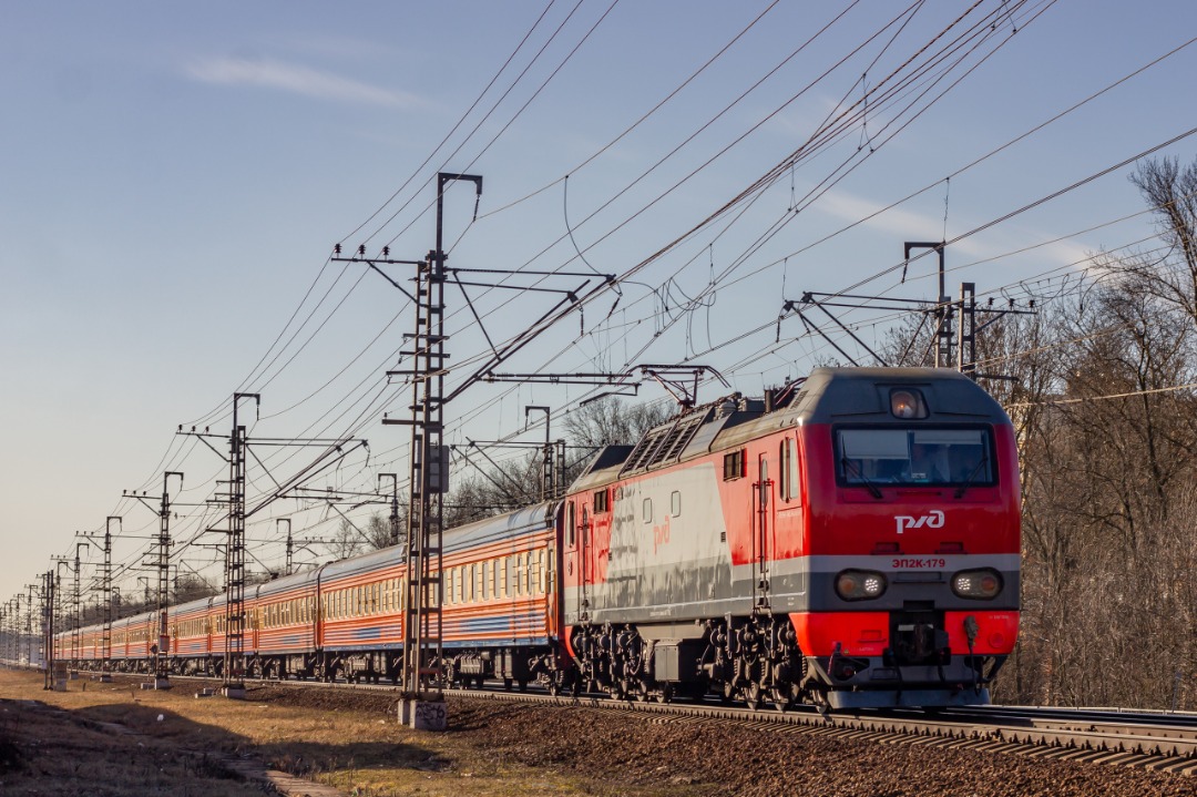 CHS200-011 on Train Siding: The electric locomotive EP2K-179 follows with the branded train No. 20 "Megapolis" of the private company "Tverskoy
Express" on the Moscow...