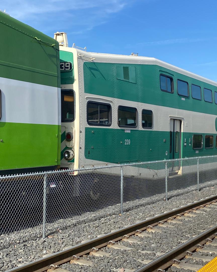 Canadian Modeler on Train Siding: Series 3 - Series 7 GO Transit cab cars I've caught in between trains, this was done to save money so they would have to
buy new...